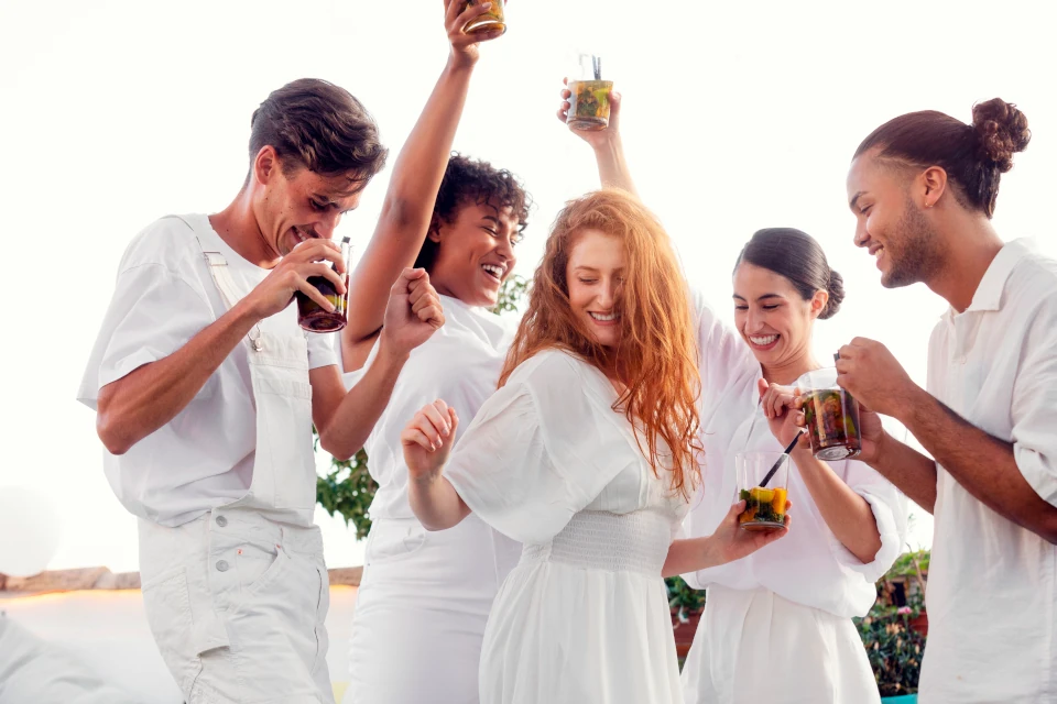 adulto joven divirtiendose en la fiesta blanca