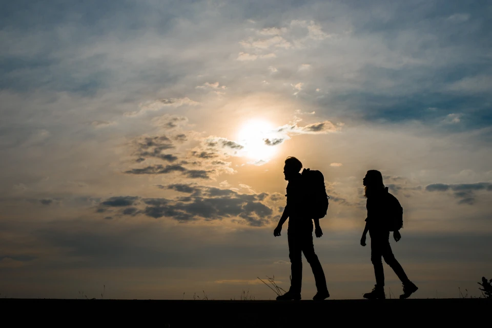 atardecer senderismo dos personas