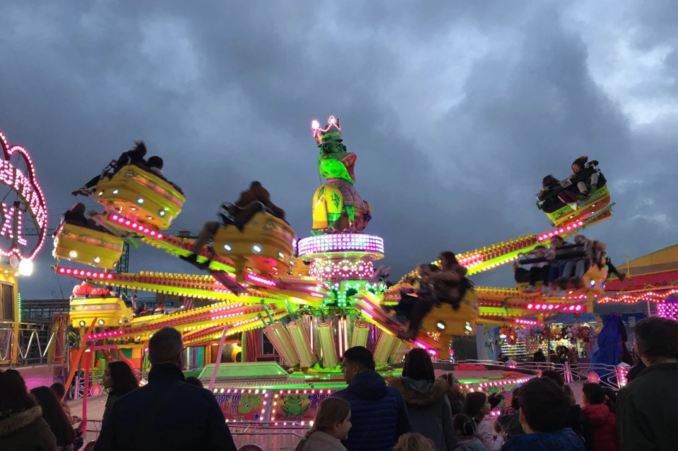 atraccion feria canguro anochecer