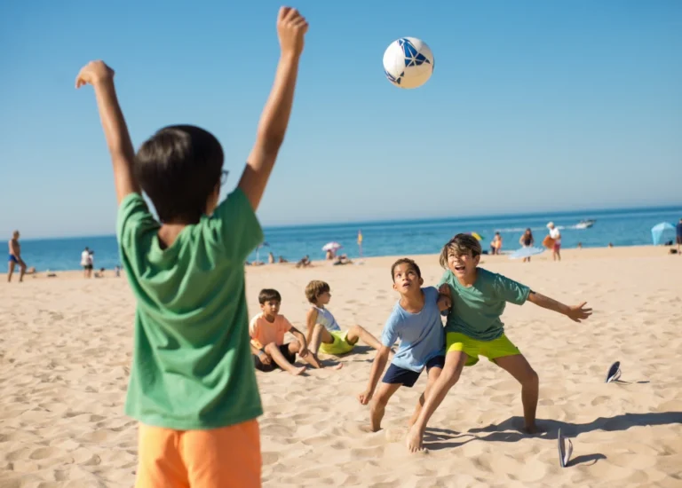 chicos peleando por la pelota cuando juegan playa