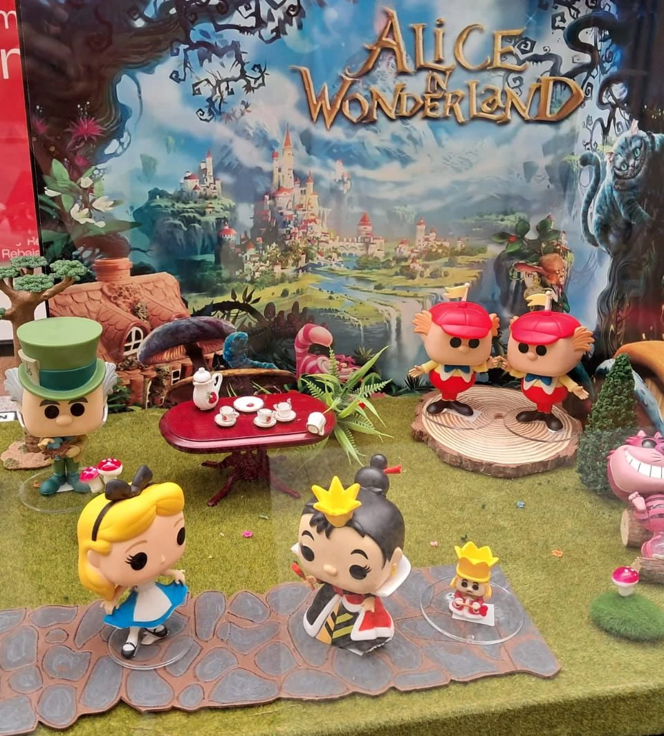 funko pop alicia escena merienda