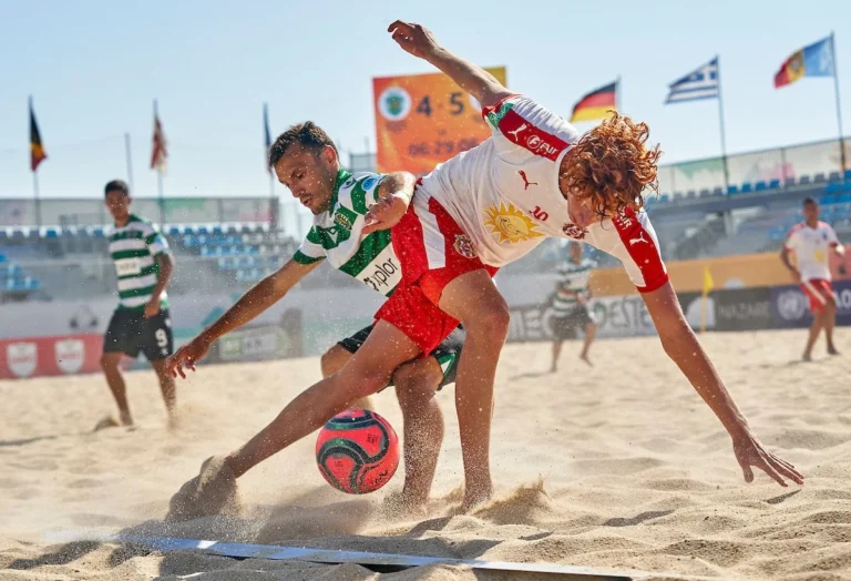 futbol playa disputa balon