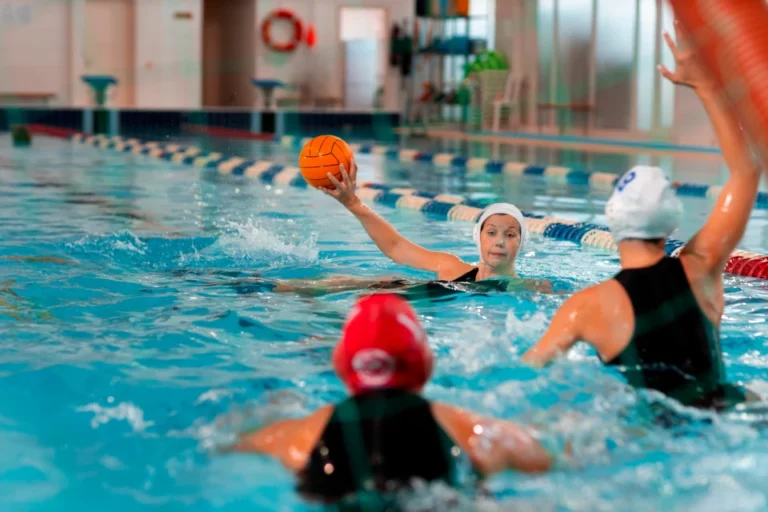 jugadores de waterpolo en la piscina con equipo de natacion