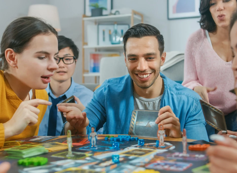 juganndo juegos de mesa