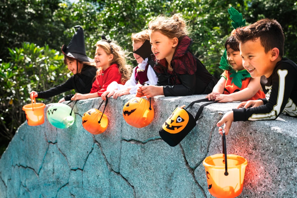 los ninos pequenos enganan o tratan en halloween
