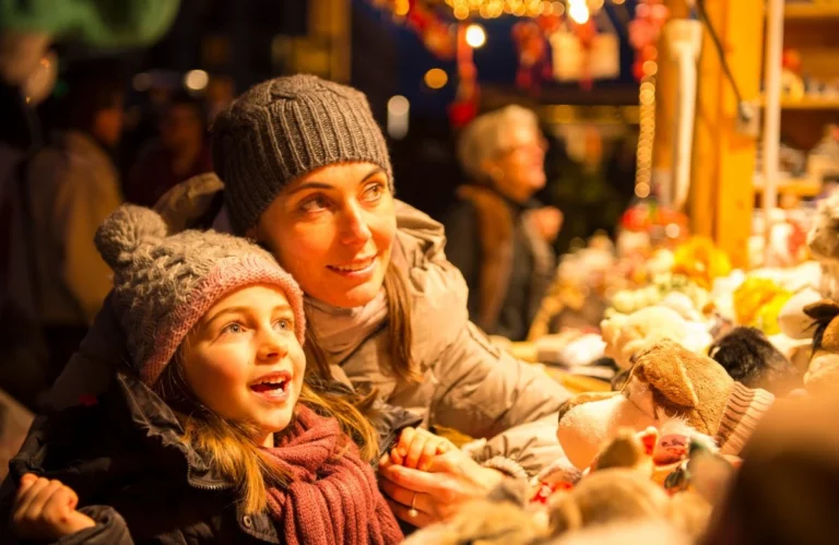 madre hija mercado artesano navidad