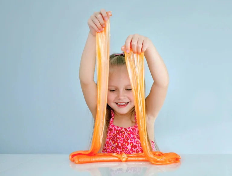 nina jugando slime naranja