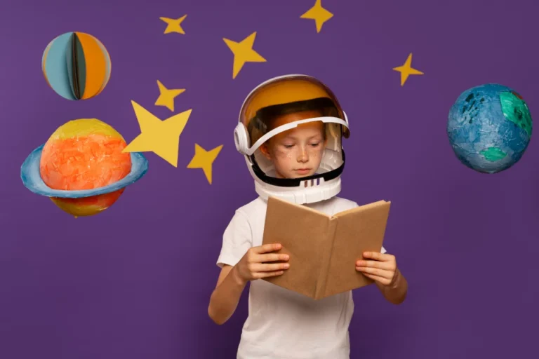 nino astronauta leyendo